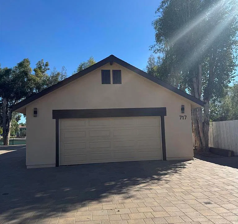 717 Alamo Ln