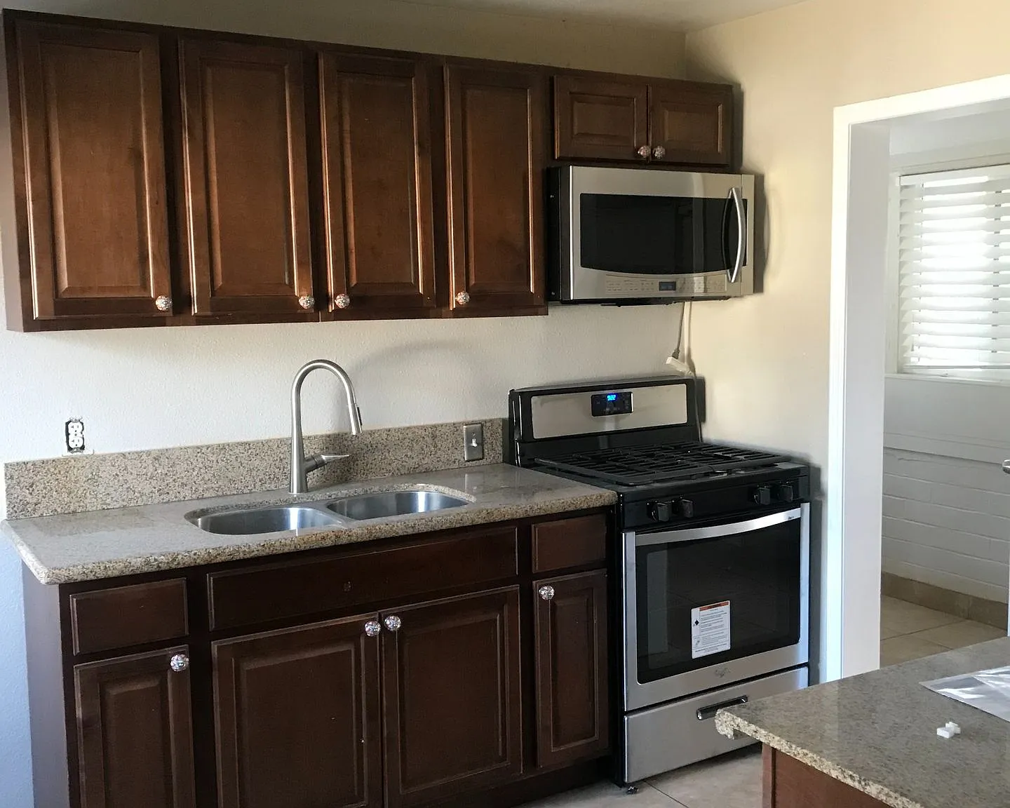 Large Yard! Must see 3bed 2bath Fontana home!! — Photo 4