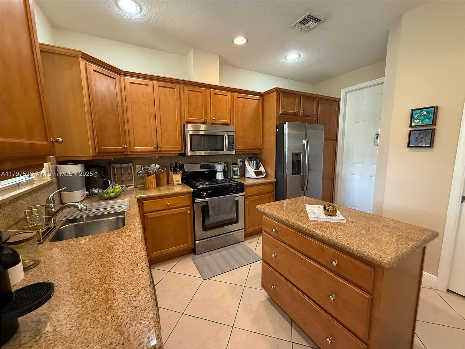 4 bed, 3.5 bath, 2465 sqft, $4,100 — Photo 4