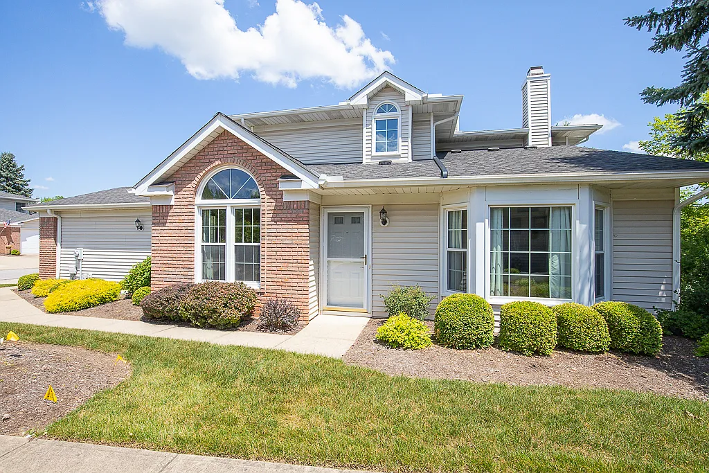 19264 Bradford Ct — Photo 2