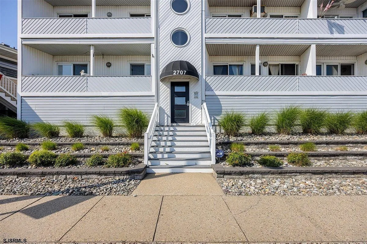 2 bed, 1.0 bath, $2,500 — Photo 3