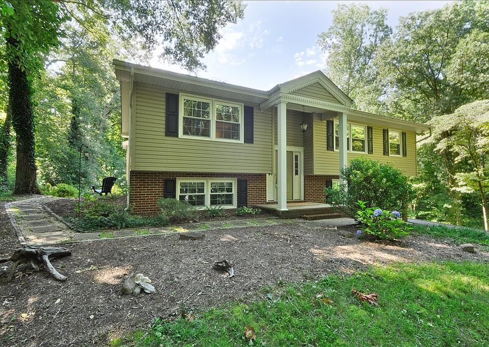 1st image of 104 E Wildwood Ln