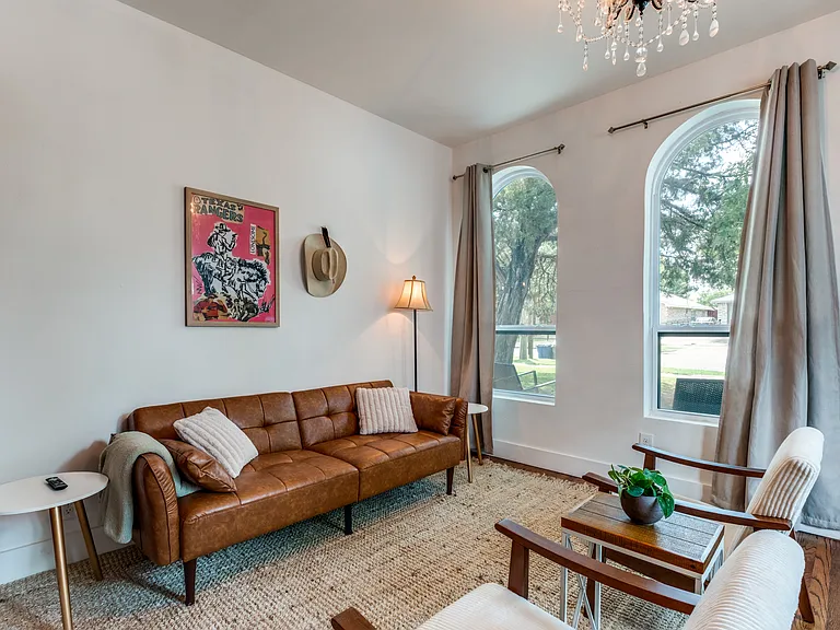 614 N Madison Ave — Photo 3