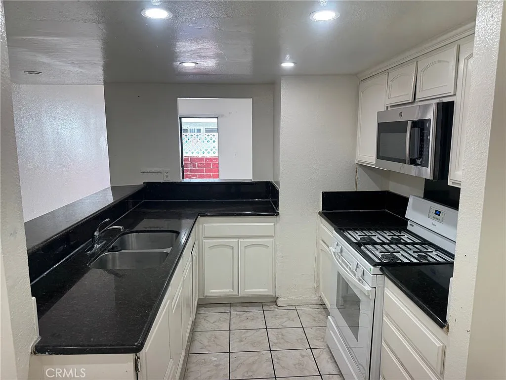 2 bed, 799 sqft, $2,295 — Photo 1