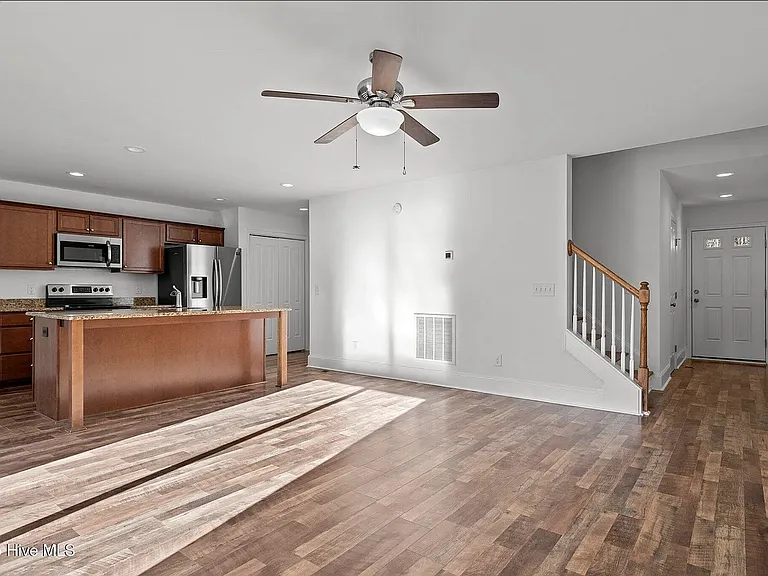 426 W Illinois Ave — Photo 6