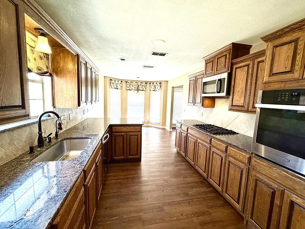 4 bed, 2.0 bath, 1902 sqft, $2,500 — Photo 4