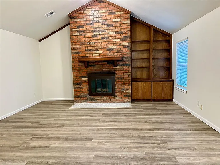 1800 Hillcrest Dr — Photo 5
