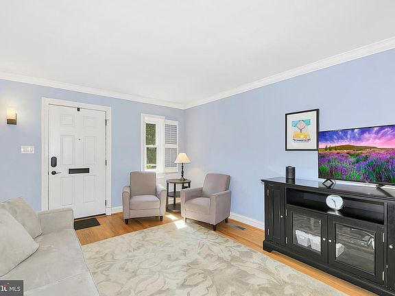 3rd image of 622 N Columbus St