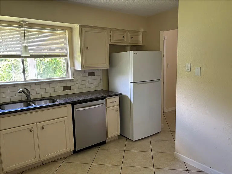 11427 Mulholland Dr — Photo 17