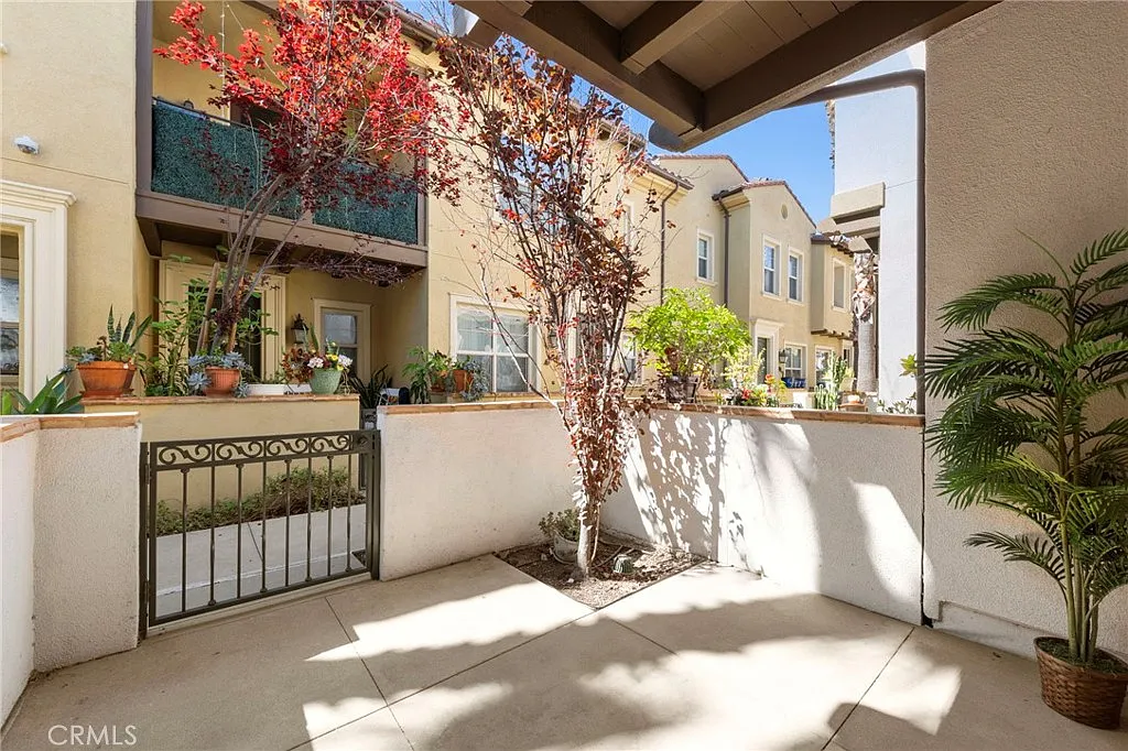 2 bed, 1064 sqft, $3,300 — Photo 3