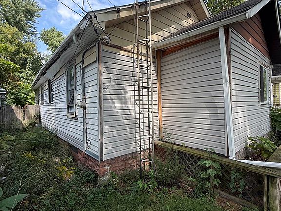 2nd image of 928 Huron St