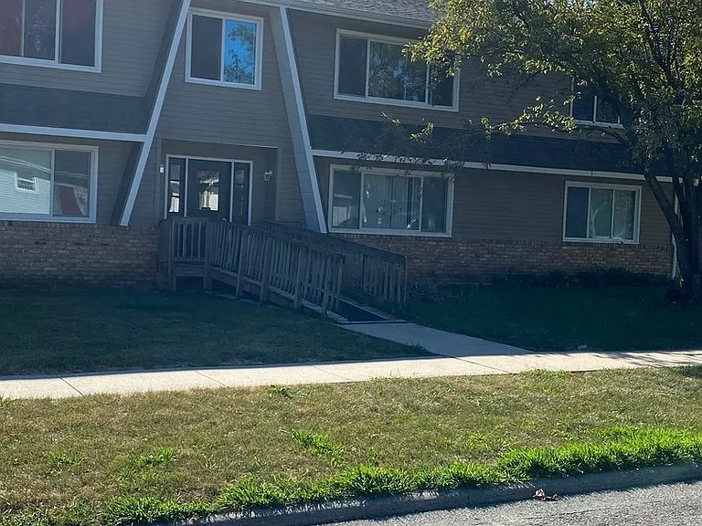 425 Colby Rd — Photo 1