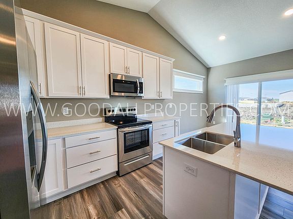 5th image of 680 NW Rosemont Dr