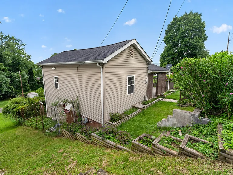 138 Austin Ave — Photo 4