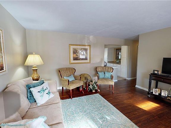 3rd image of 407 Pickwick Ln