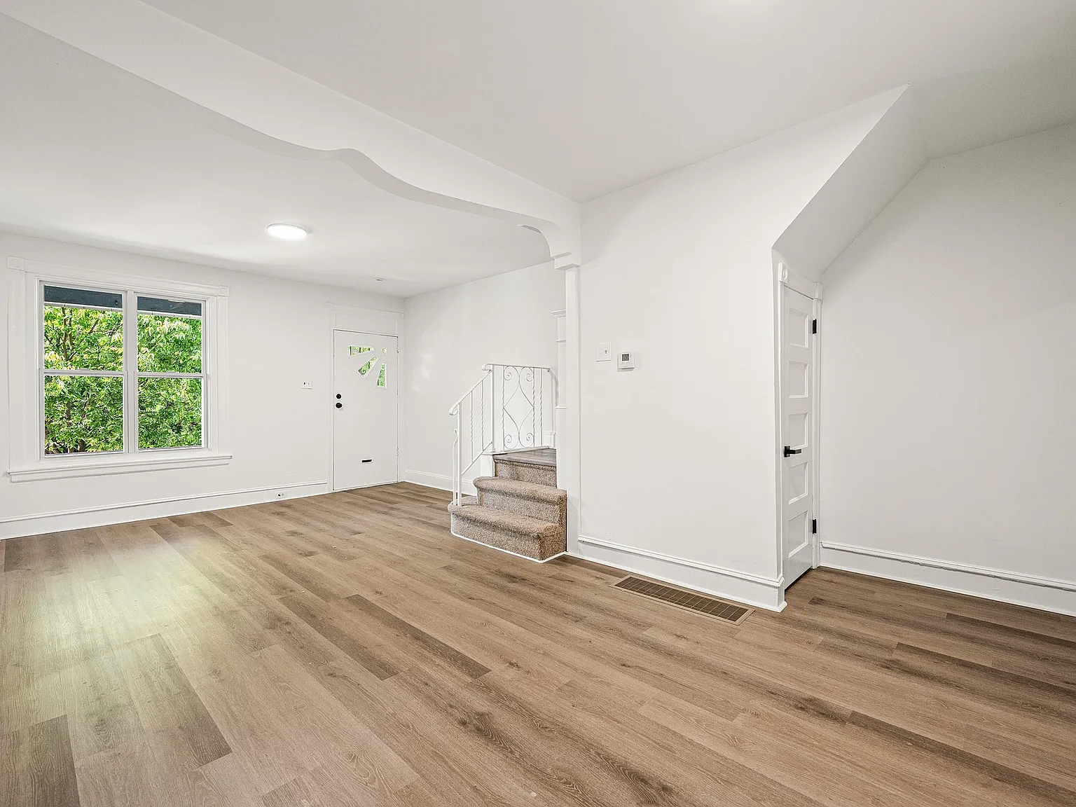 3 bed, 1.5 bath, 1122 sqft, $2,500 — Photo 3