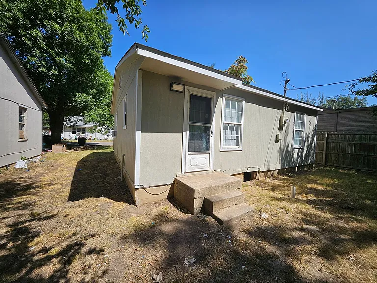 112 W Cedar Ave — Photo 9
