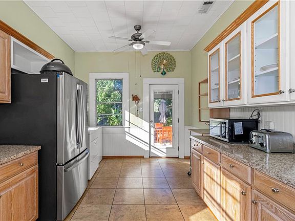 5th image of 460 Stephens Ave