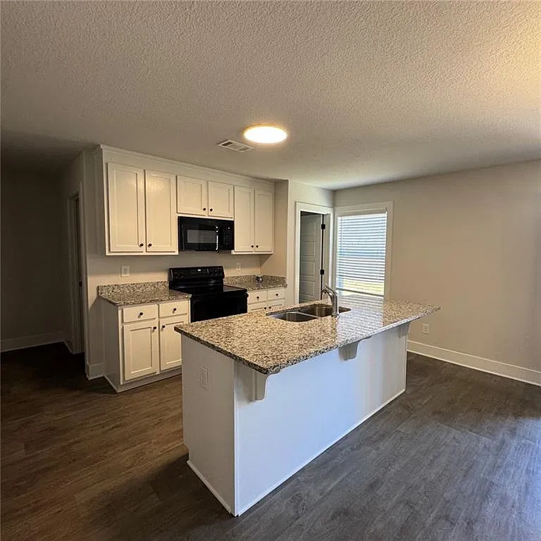 4 bed, 2.5 bath, 2200 sqft, $1,950 — Photo 3