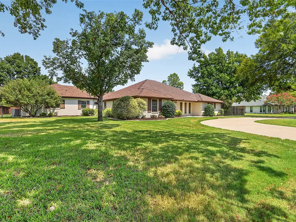 1400 Emerald Cir