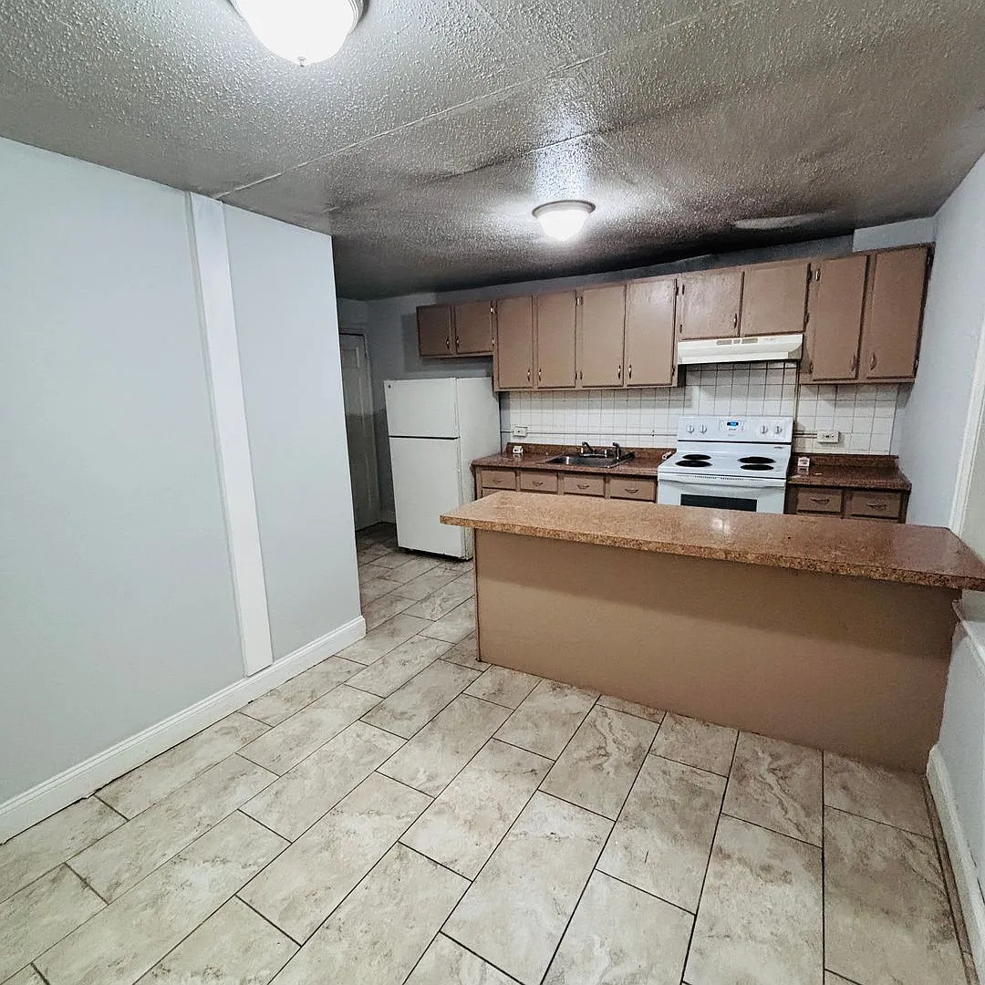 384 W Tilghman — Photo 3