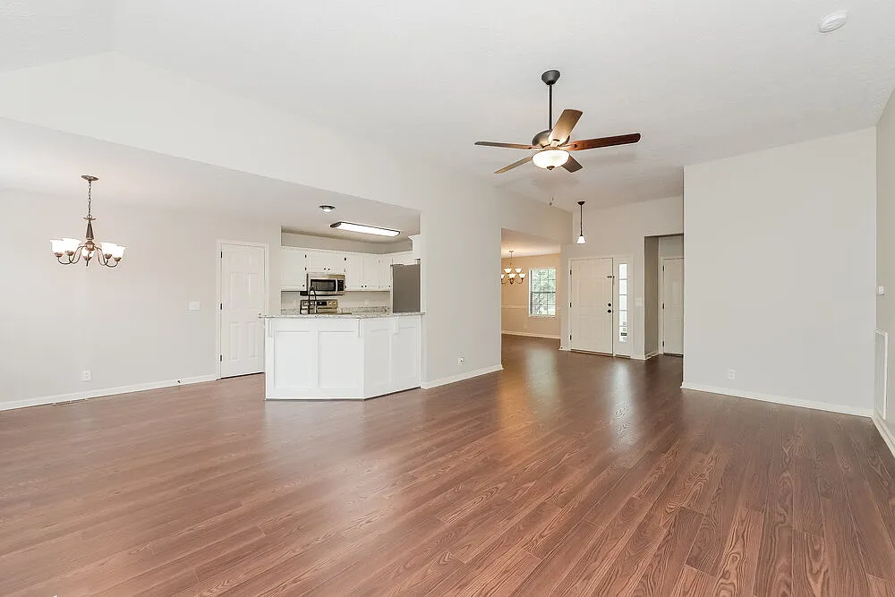 4 bed, 2.0 bath, 2082 sqft, $2,425 — Photo 4