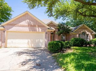 492 Shade Tree Cir, Hurst, TX 76054