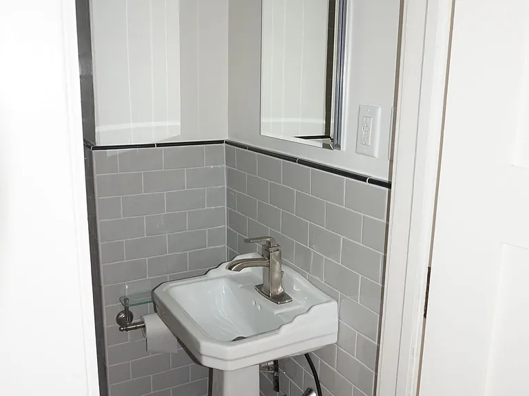 833 Grand Apartments — Photo 28