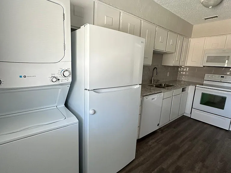 902 Roaring Springs Rd — Photo 2
