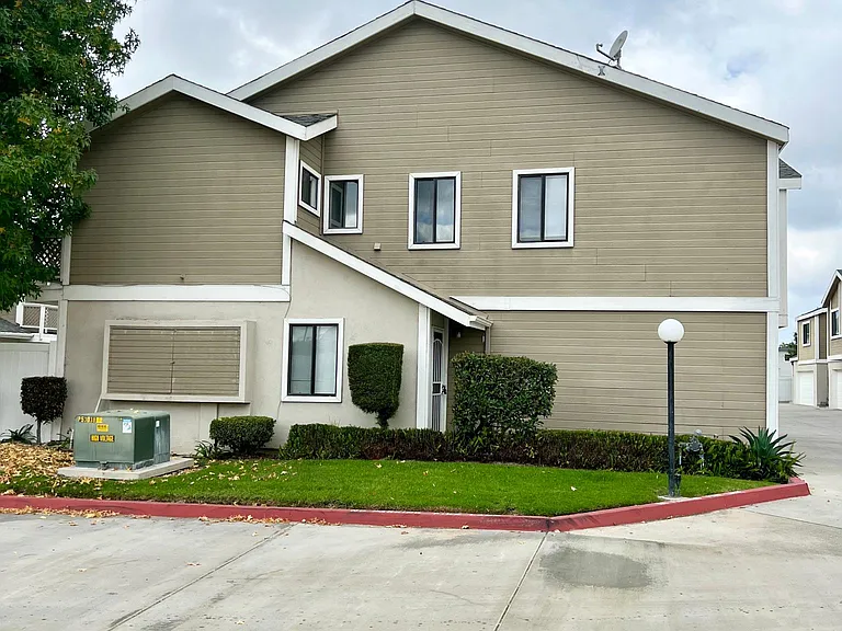 7893 Cerritos Ave — Photo 2