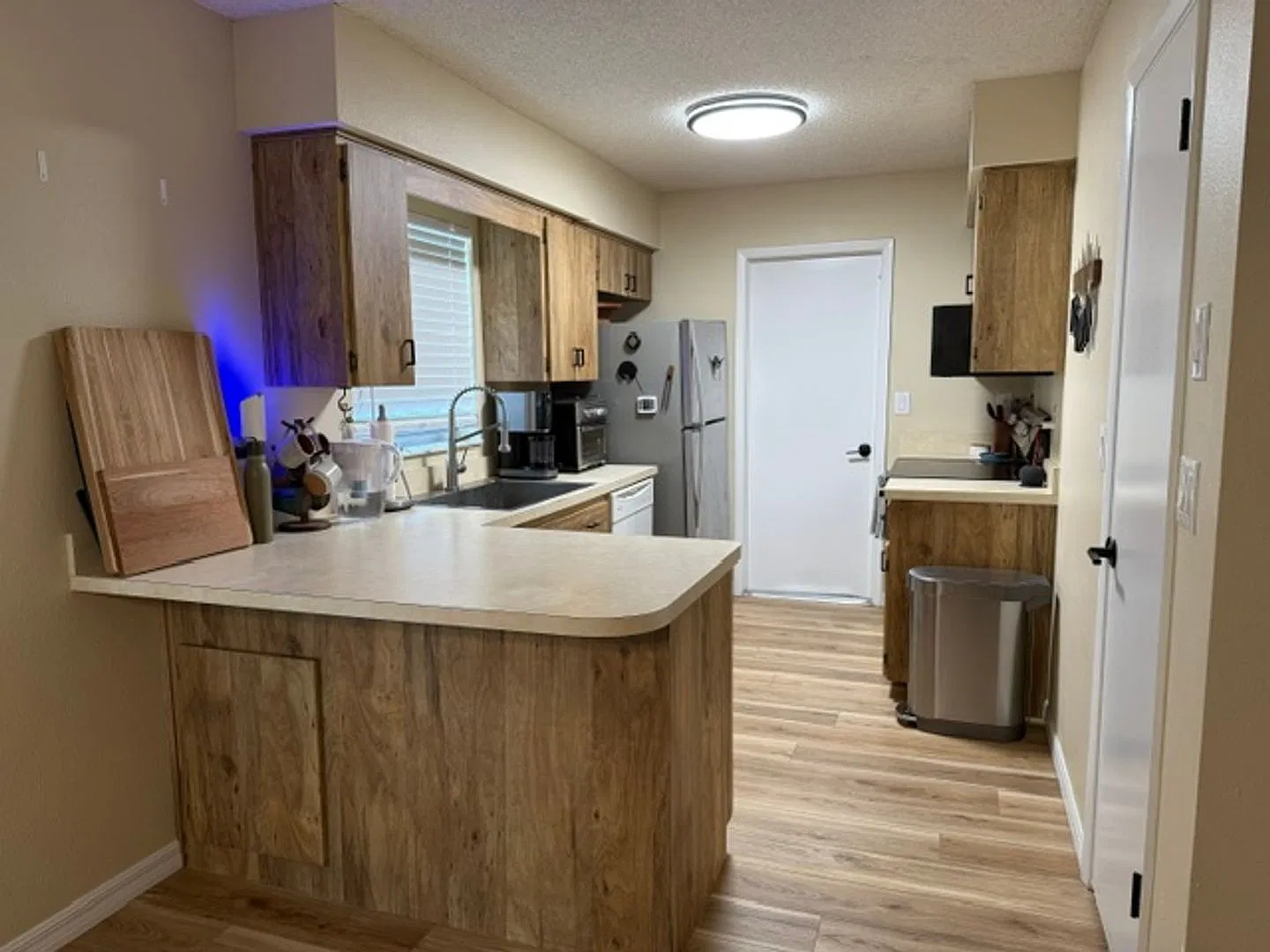 Beautifully Updated 2 bedroom Pool Home in a Great Location! — Photo 2