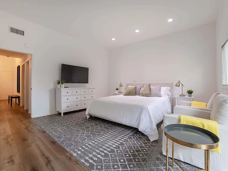 1521 Steinhart Ave — Photo 19