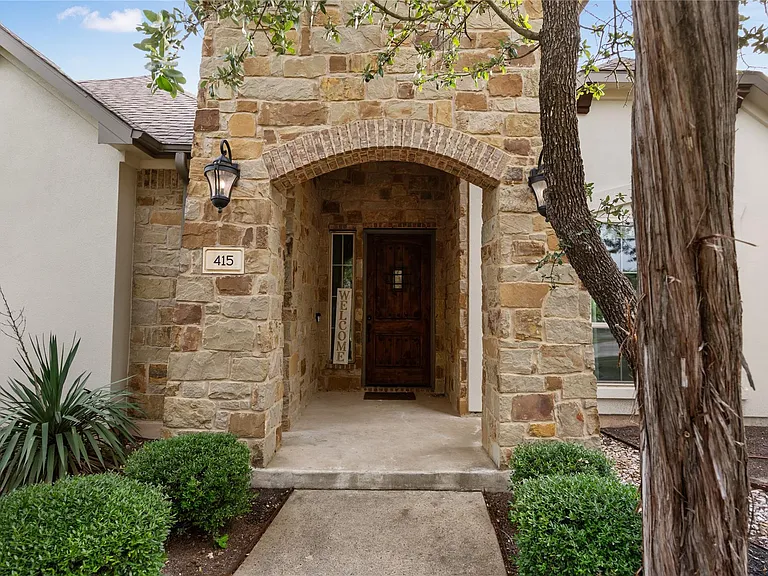 415 Bitterroot Ln — Photo 3