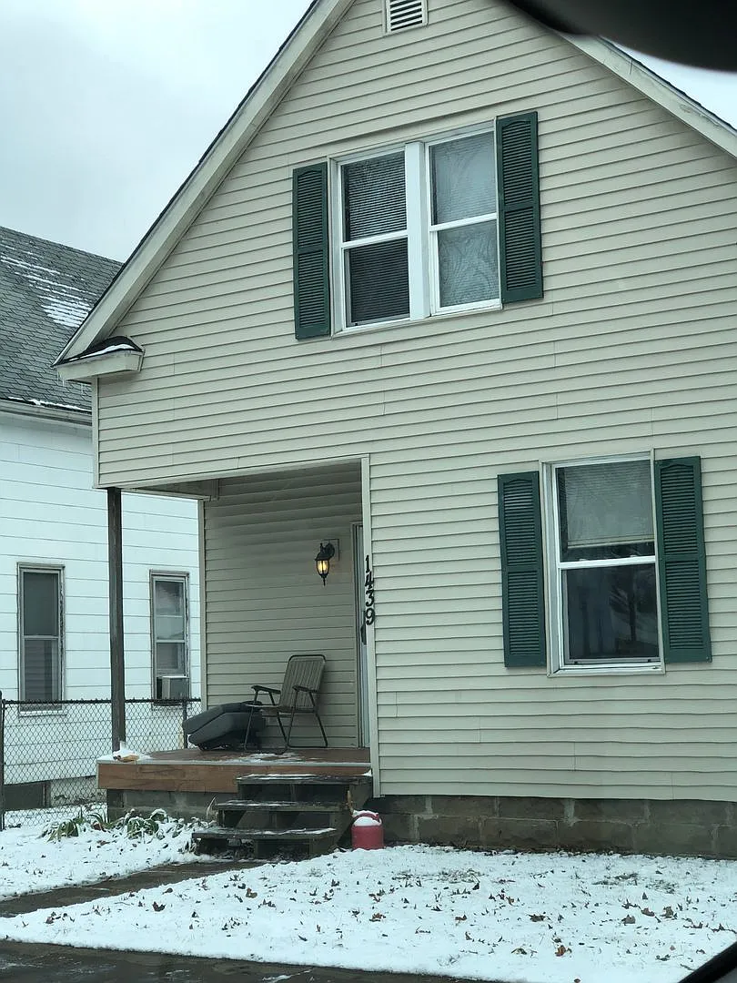 1439 42nd St photo 1