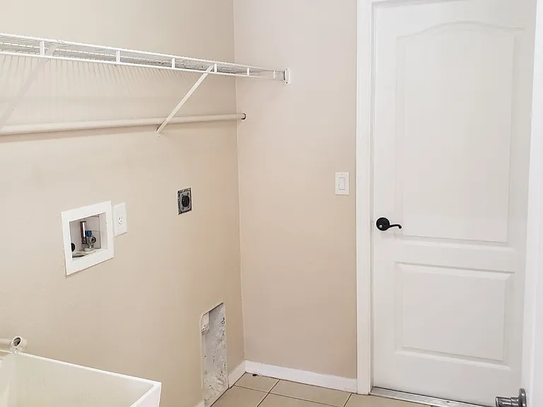 5526 Lavender Ave — Photo 2