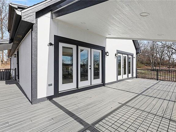 4th image of 85 Lake Shore Dr