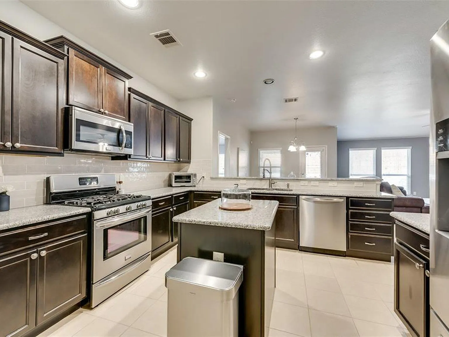 3 bed, 1873 sqft, $2,350 — Photo 4