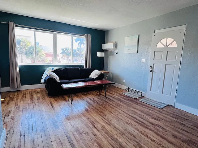601 University Blvd #4 — Photo 6