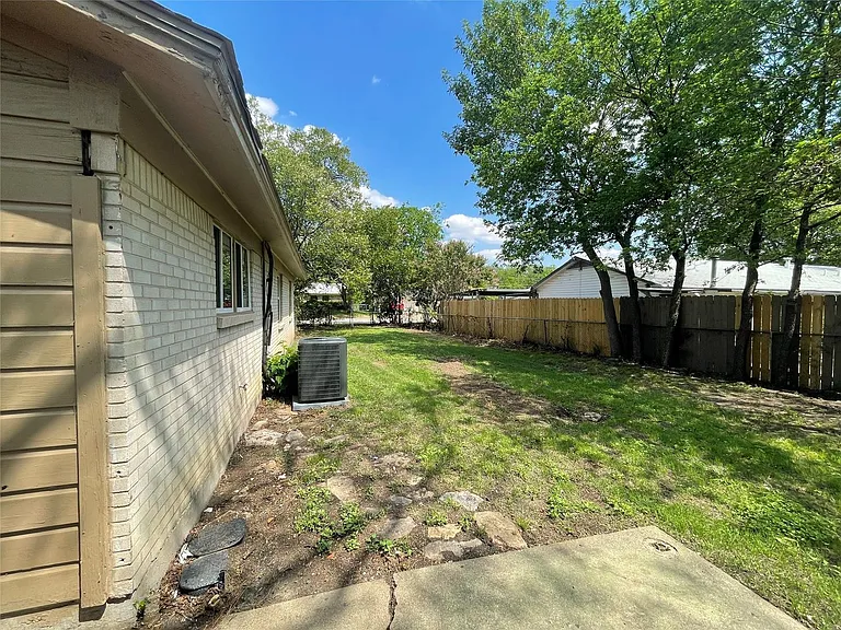 5748 Bowling Dr — Photo 25
