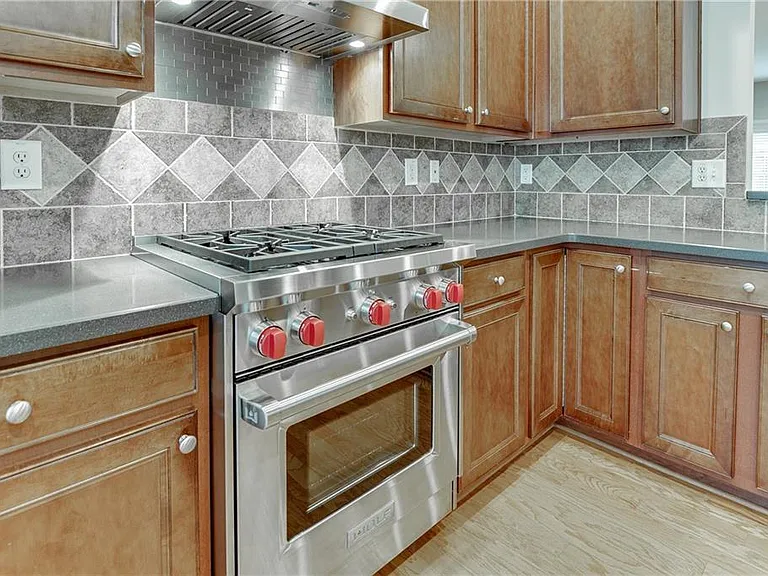 2801 Loftview Sq — Photo 18