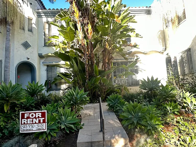 6001 Whitworth Dr #8 — Photo 2