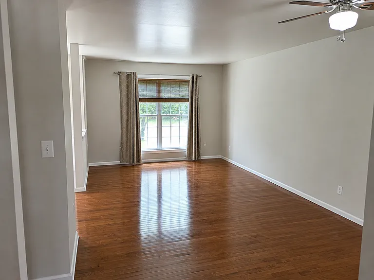 8121 Crabapple Ln — Photo 2