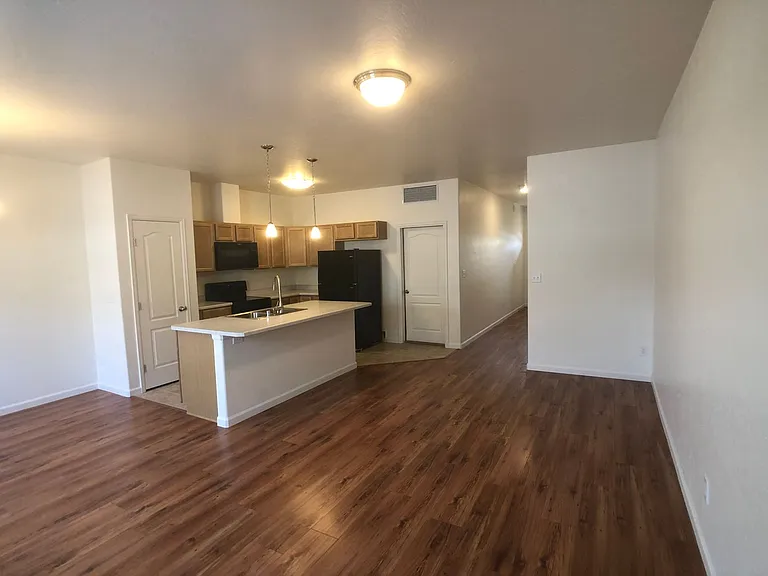 612 Mesa Canyon Ln #G — Photo 3