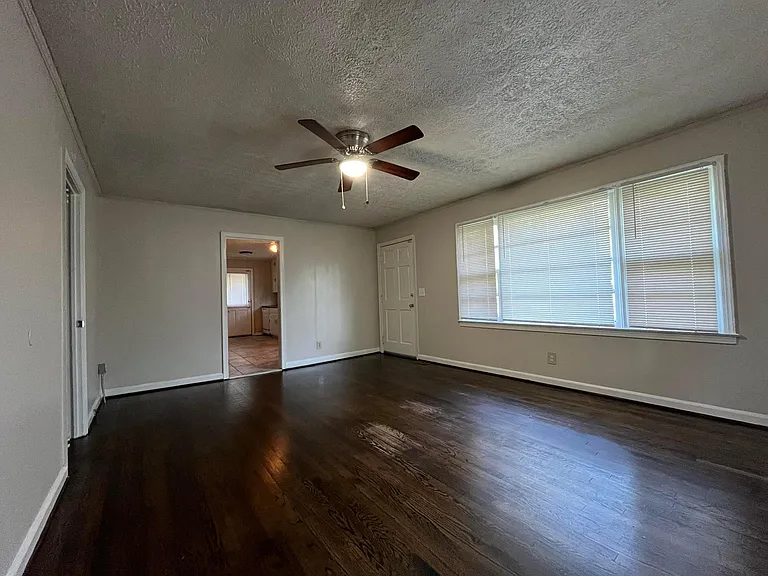 128 Baker St — Photo 10
