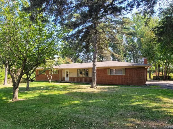 1831 Long Pointe Dr, Bloomfield Hills, MI 48302