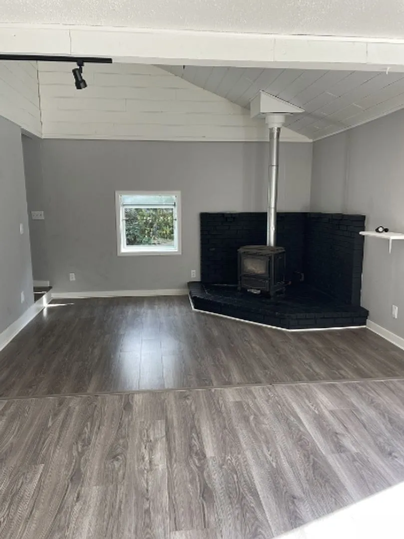 2 bed, 1 bath home with a bonus room/second living room in Sweet Home — Photo 4