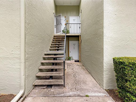 4th image of 624 FAIRWAYS CIRCLE #A