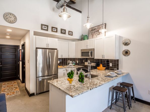 2017 N Front St APT 206