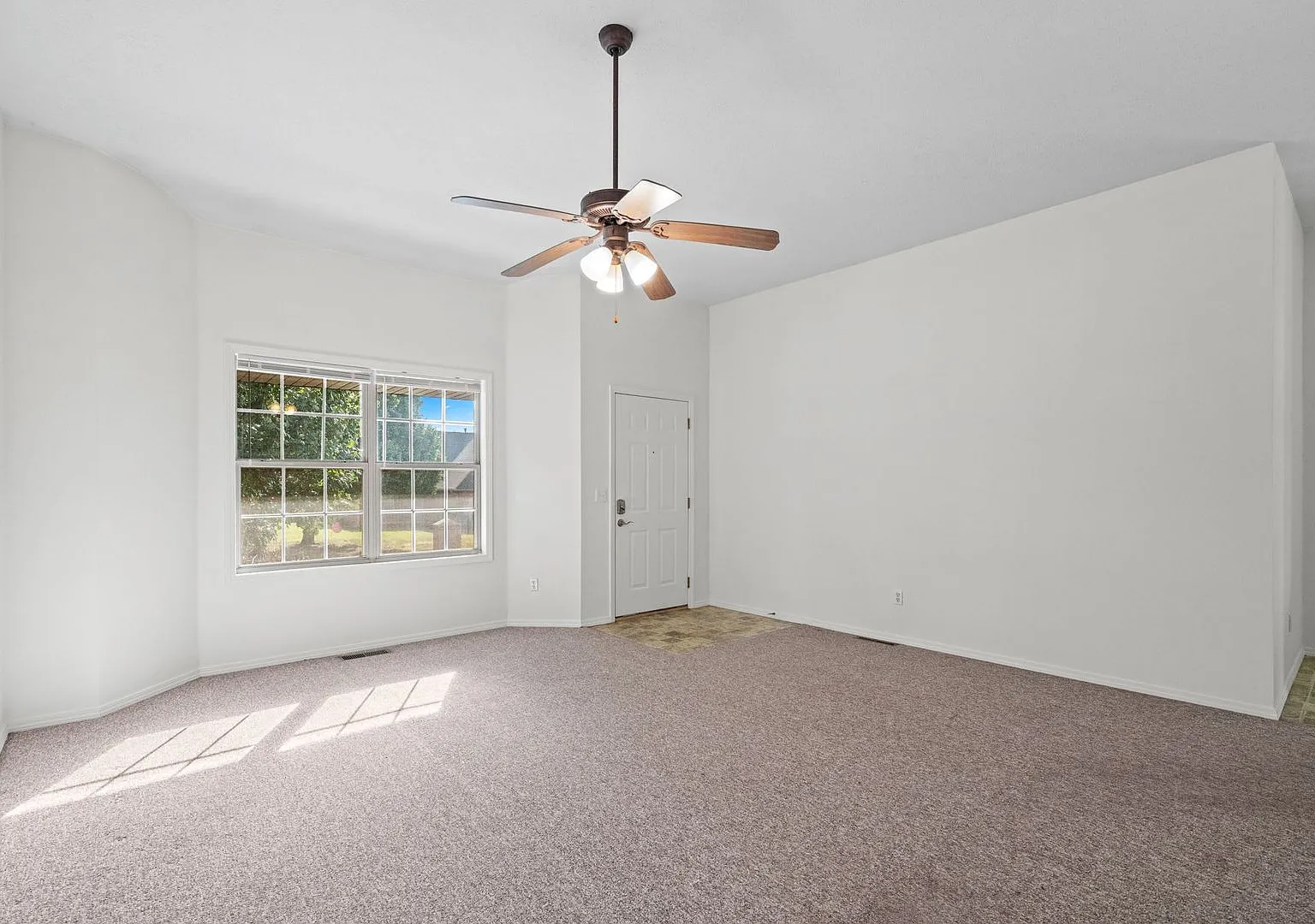 Spacious 2 Bed / 2 Bath Home with 2-Car Garage in Ozark! — Photo 4