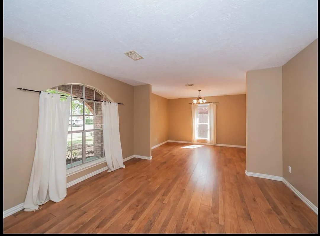 4 bed, 2.5 bath, 2320 sqft, $2,249 — Photo 4